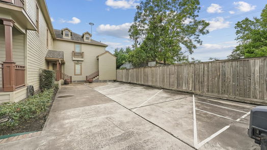 Houston 2-story, 17-bed 112 W 4th Street-idx