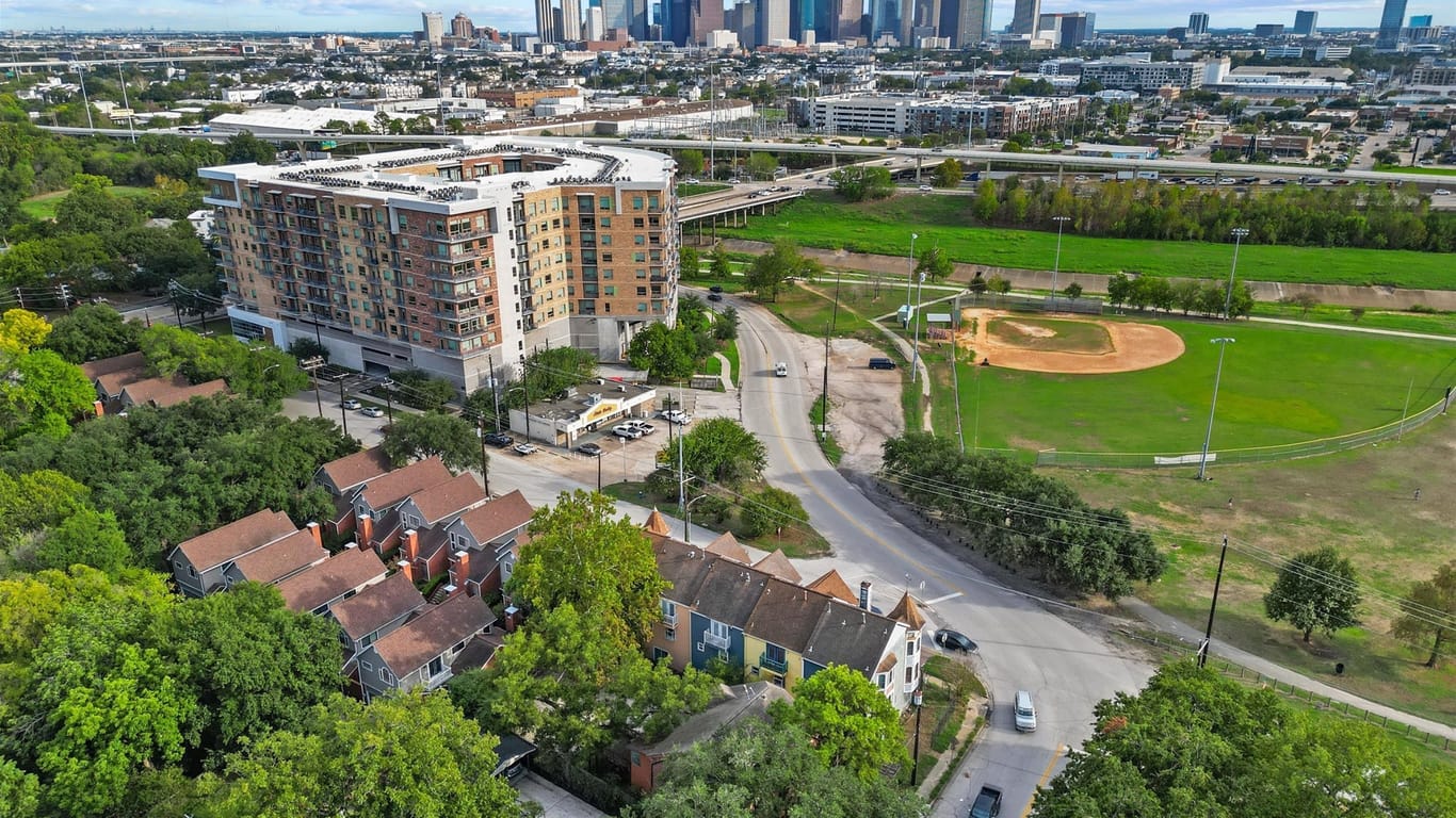 Houston 2-story, 4-bed 2408 White Oak Drive-idx