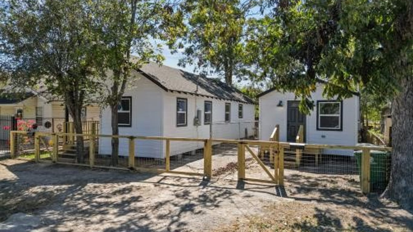 Houston 1-story, 2-bed 7720 Avenue H-idx