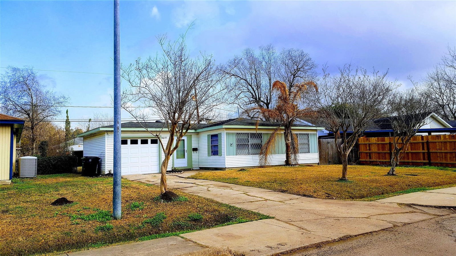 Houston 1-story, 3-bed 5615 Sweetbriar Street-idx