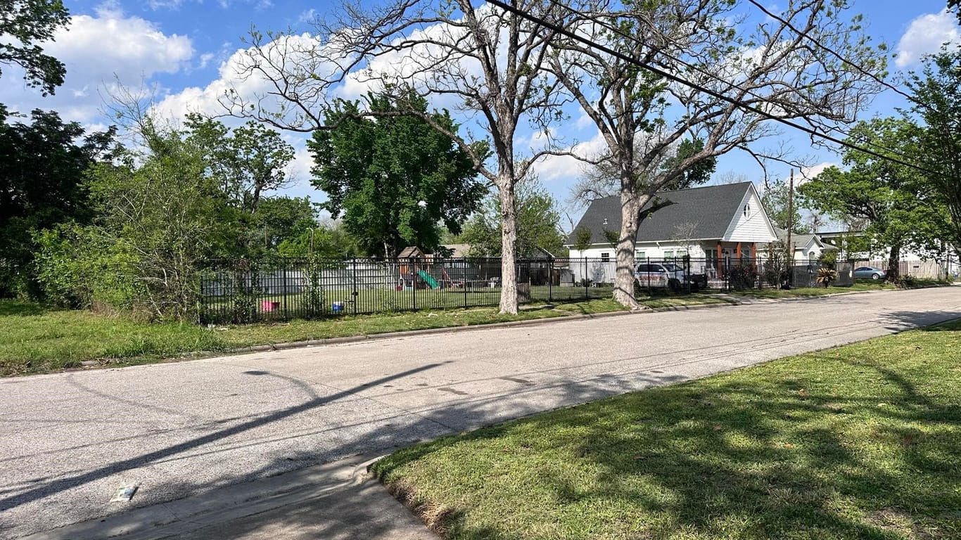 Houston 1-story, 2-bed 1424 E 33rd Street-idx