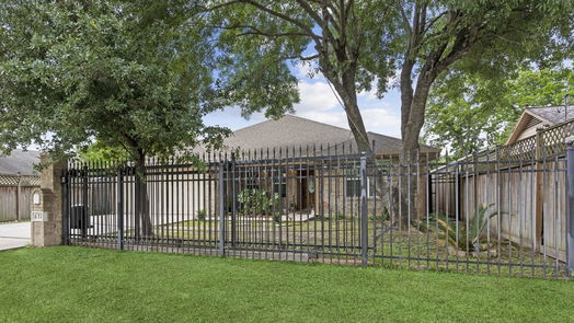 Houston 1-story, 5-bed 631 Apache Street-idx