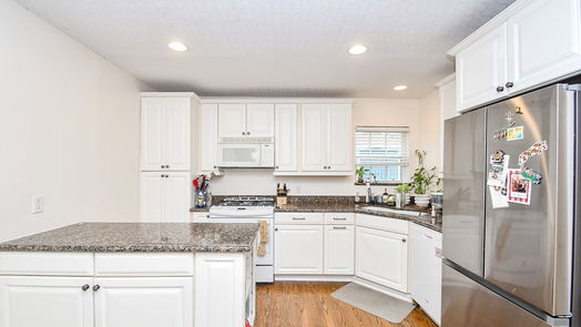 Houston 1-story, 2-bed 6421 Country Club Drive-idx
