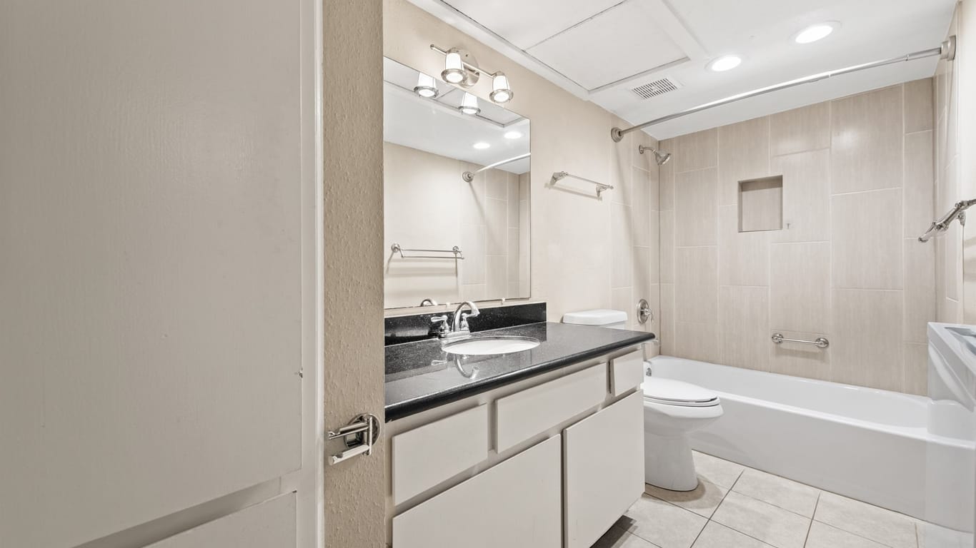 Houston 1-story, 1-bed 7555 Katy Freeway 130-idx