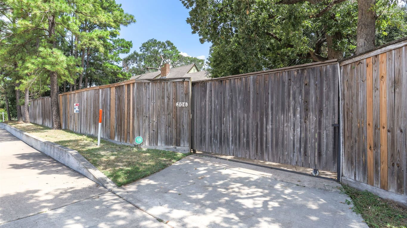 Houston 2-story, 5-bed 306 W Sam Houston Parkway N-idx