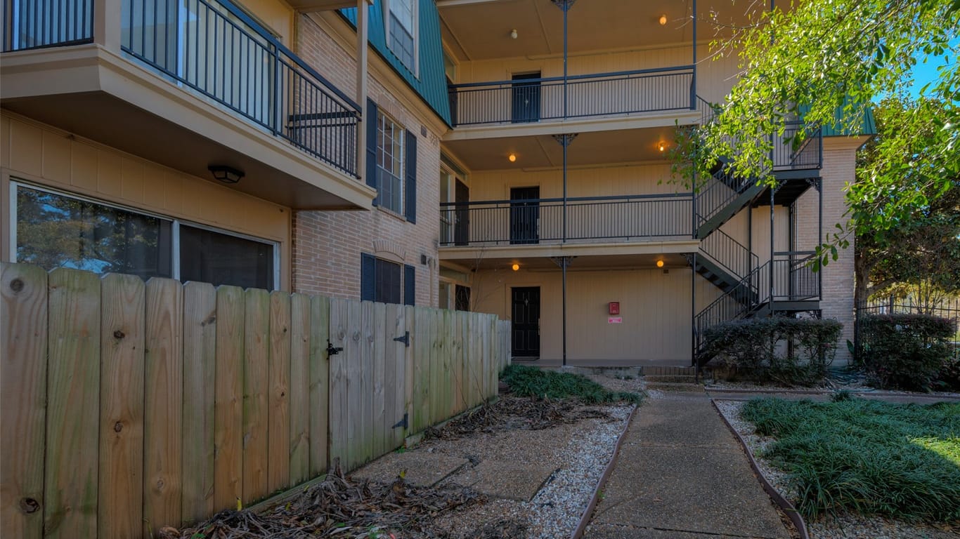 Houston 1-story, 1-bed 4515 Briar Hollow Place 112-idx