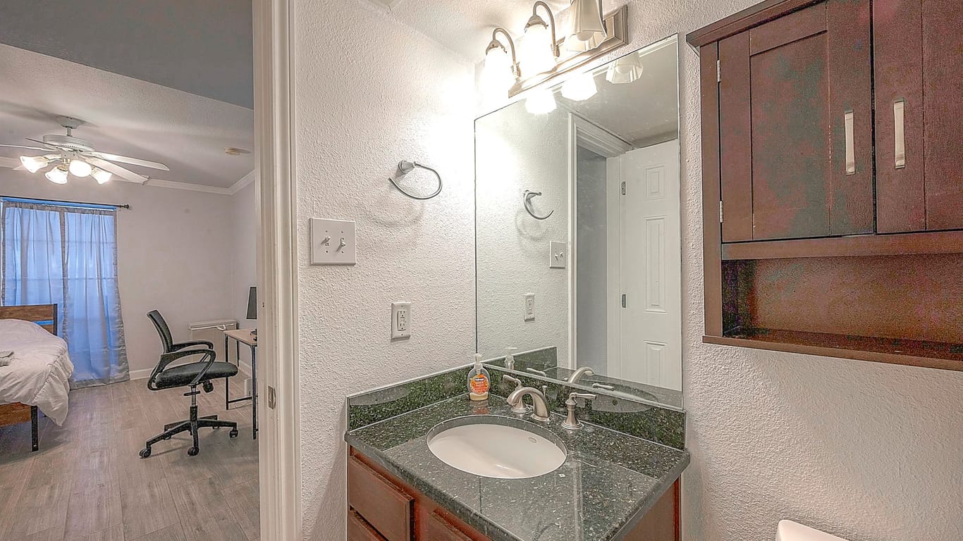 Houston 1-story, 1-bed 4515 Briar Hollow Place 112-idx