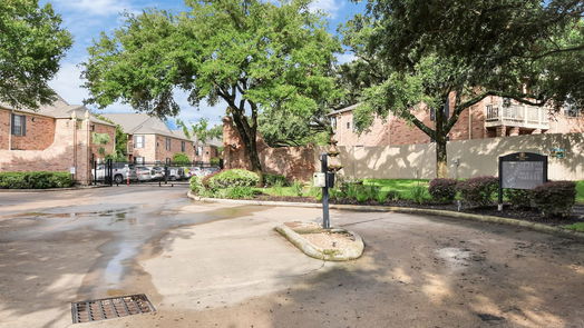 Houston 1-story, 1-bed 2255 Braeswood Park Drive 133-idx