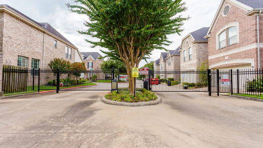 Houston 2-story, 3-bed 10130 Holly Chase Drive-idx