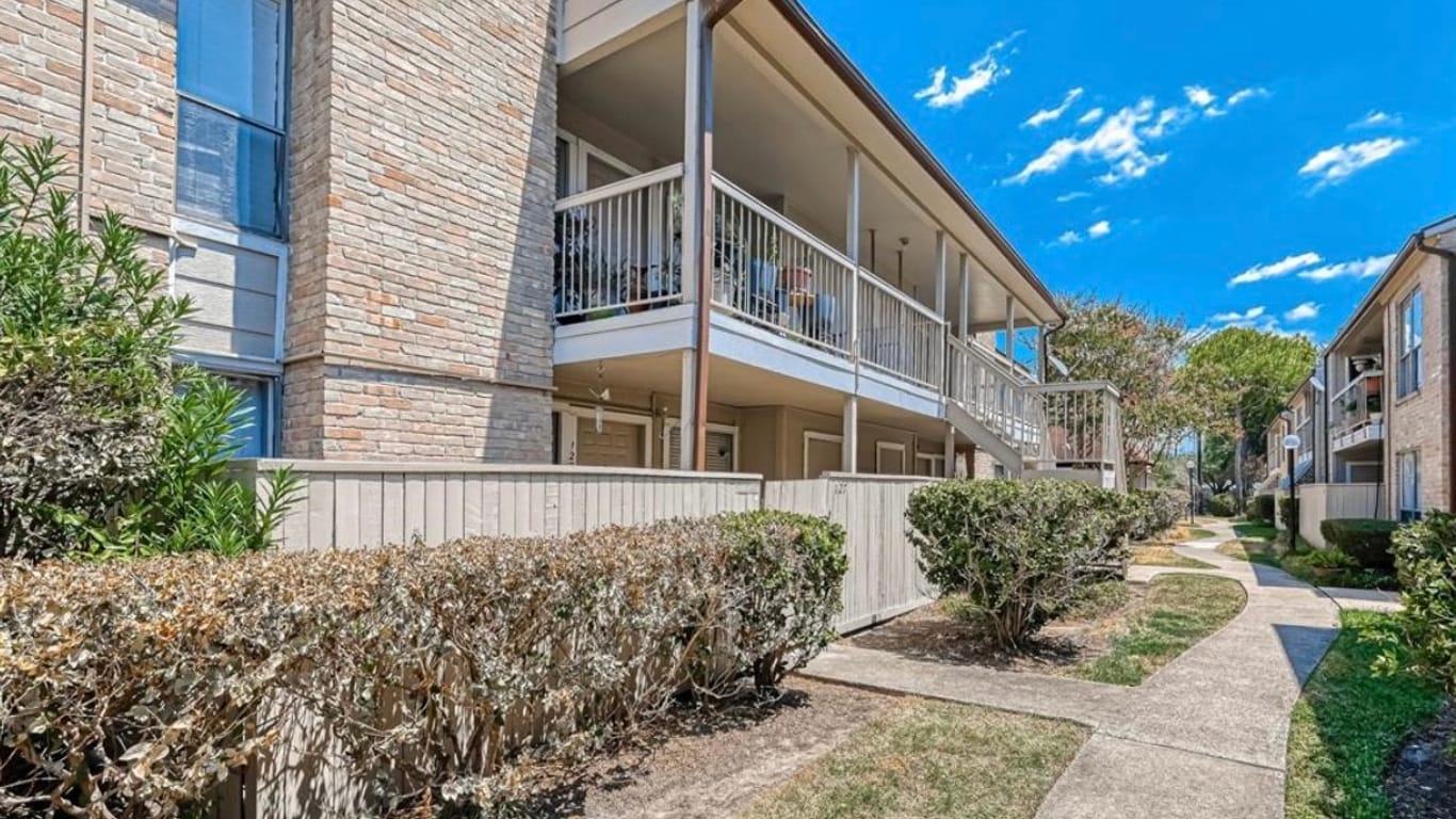 Houston 1-story, 2-bed 2100 Wilcrest Drive 214-idx