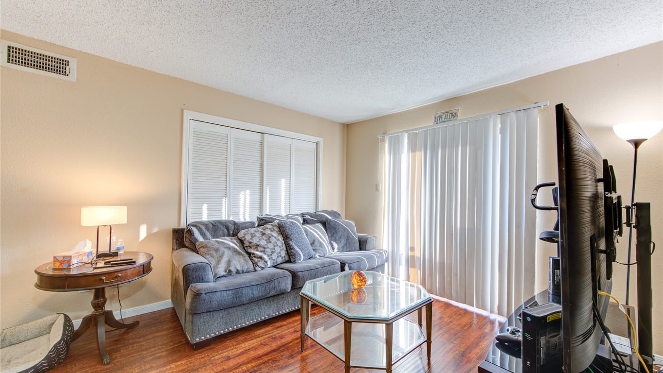 Houston 1-story, 2-bed 2750 Holly Hall Street 1007-idx