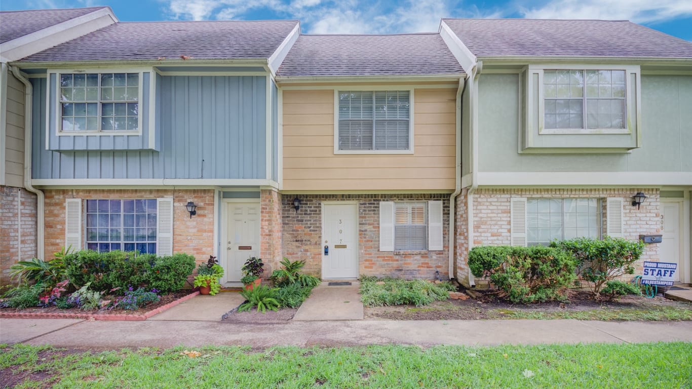 Houston 2-story, 2-bed 8102 Amelia Road 307-idx