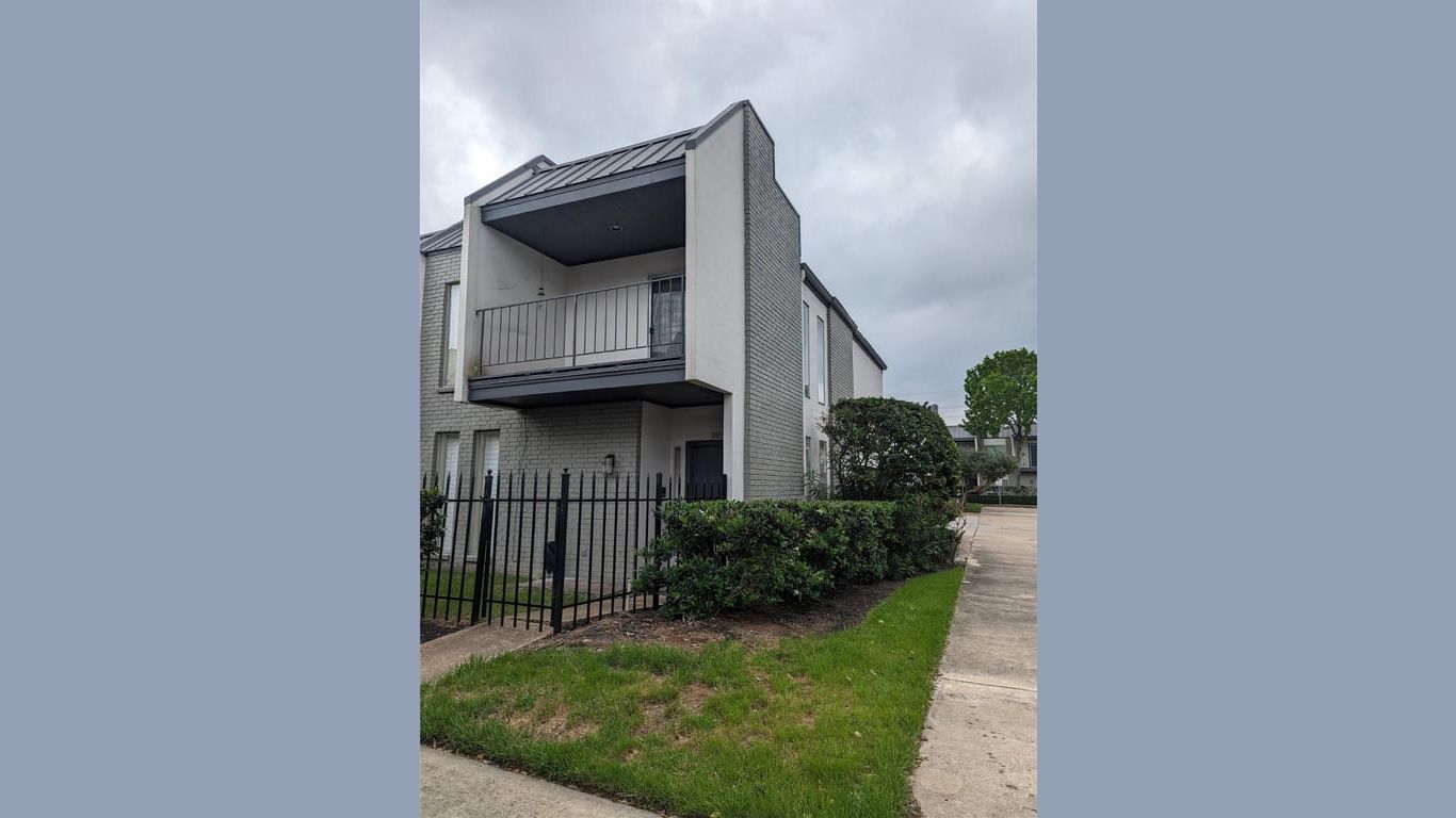 Houston 2-story, 2-bed 1300 Augusta Drive 30-idx