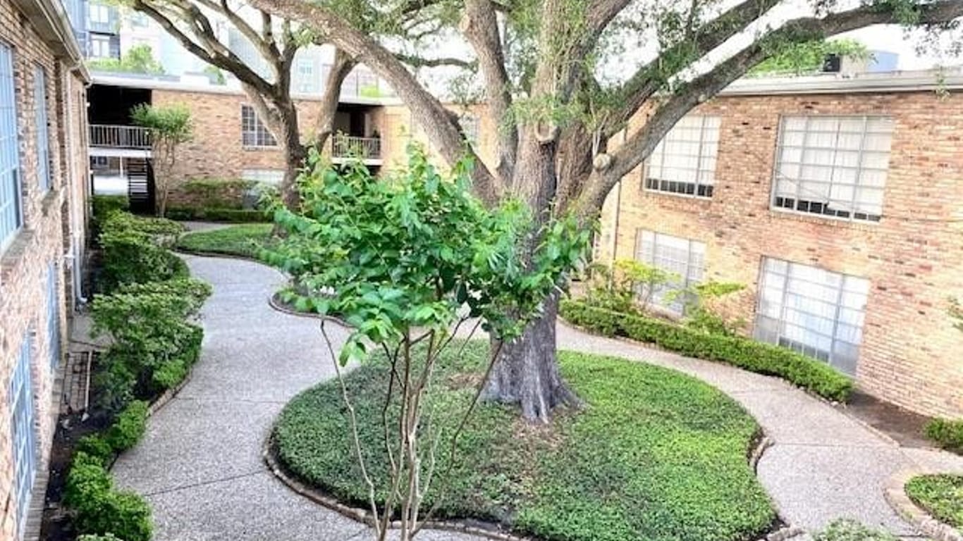 Houston 1-story, 3-bed 2101 Fountain View Drive 68-idx