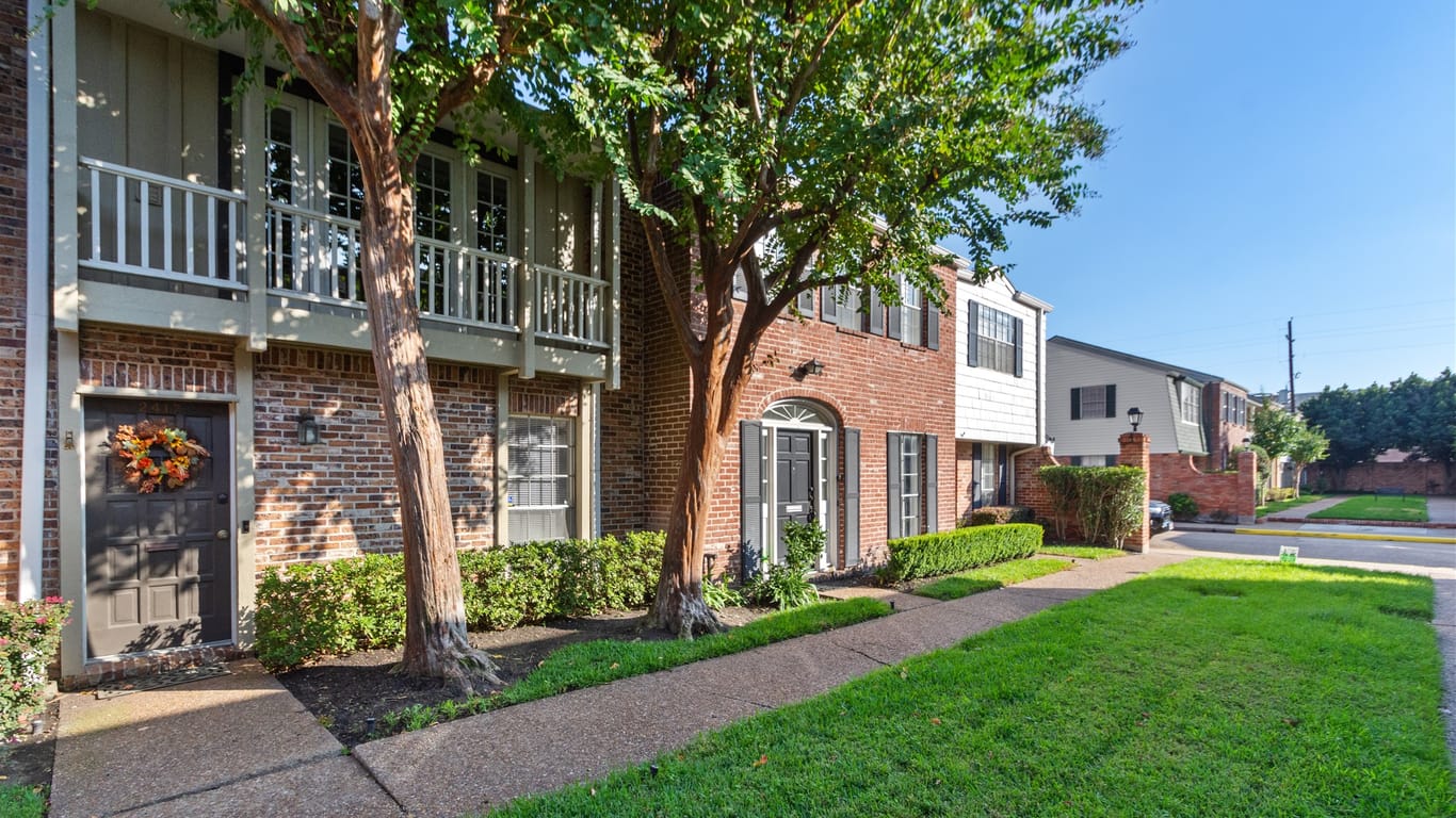 Houston 2-story, 2-bed 2417 Jamestown Mall 24-idx