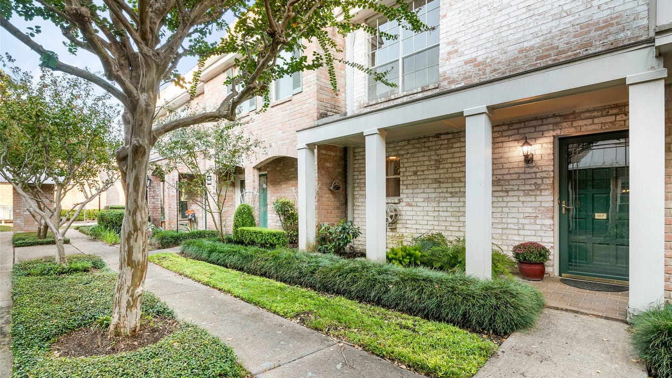 Houston 2-story, 2-bed 2228 S Piney Point Road 107-idx