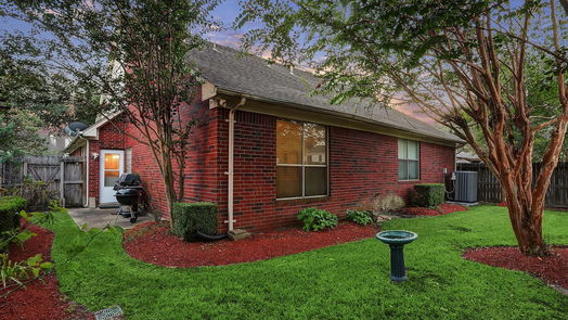 Houston null-story, 3-bed 9858 N Villa Drive-idx