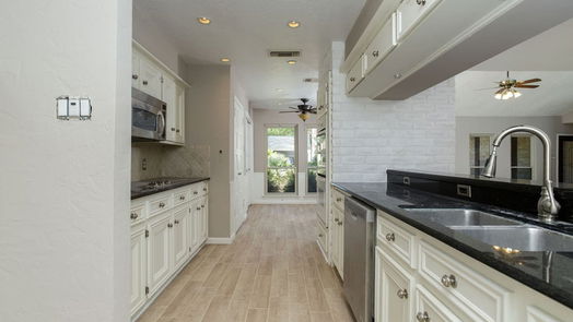 Houston 1-story, 2-bed 112 Old Bridge Lake-idx