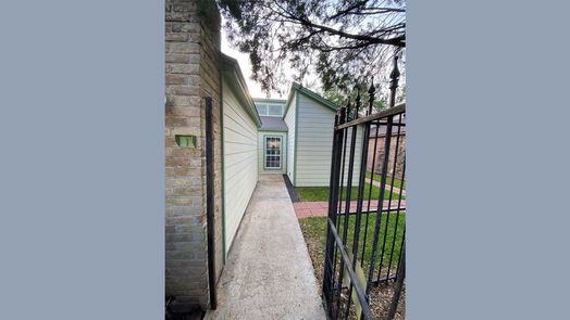 Houston 1-story, 3-bed 4246 Willow Beach Drive-idx