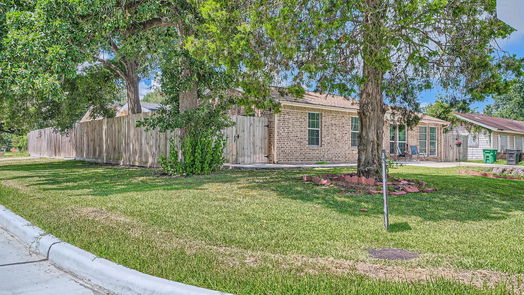 Houston 1-story, 3-bed 9254 Oak Knoll Lane-idx