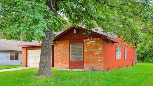 Houston 1-story, 2-bed 8919 Valley Hollow Drive-idx