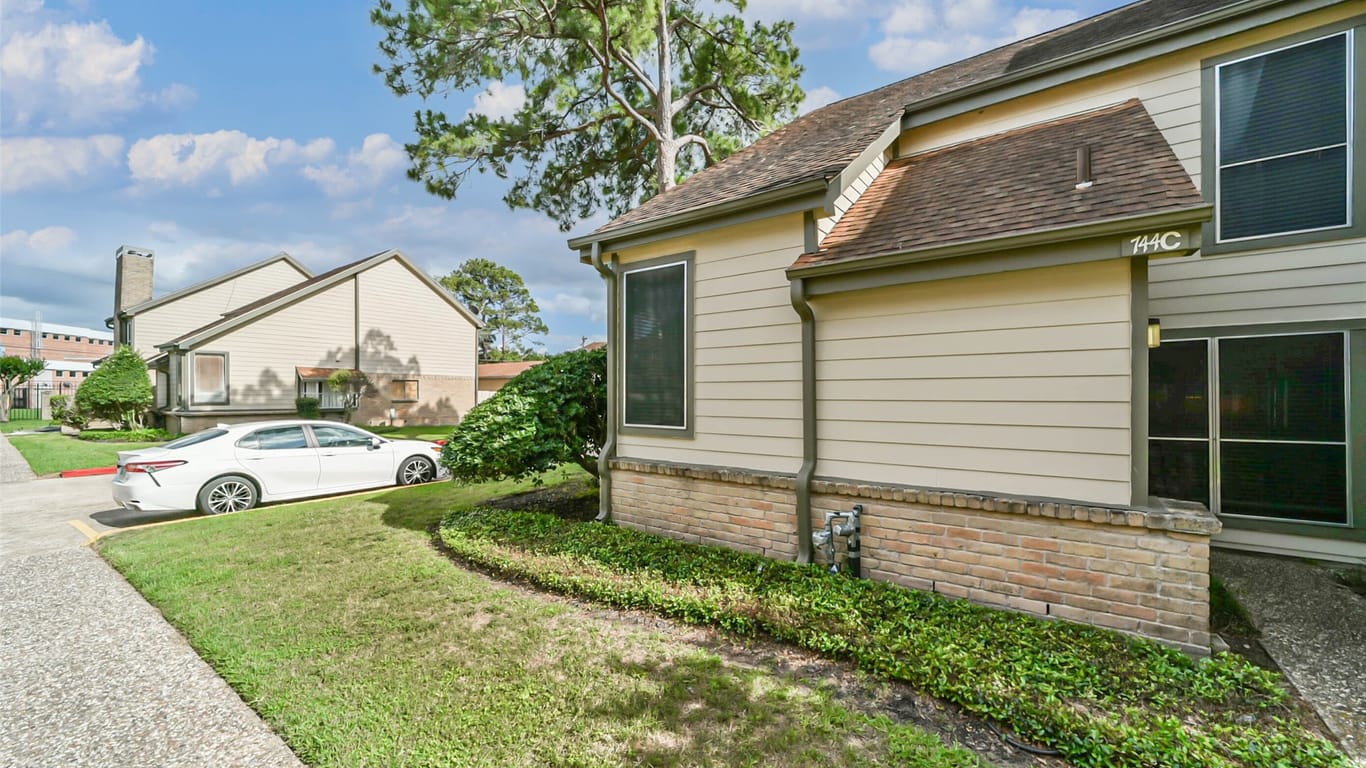 Houston 2-story, 2-bed 744 Country Place Drive C-idx