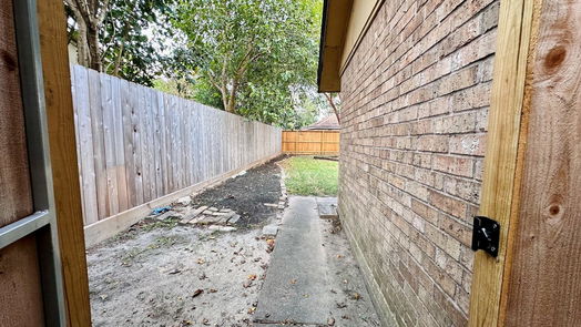 Houston 1-story, 3-bed 2618 Pine Village Drive-idx