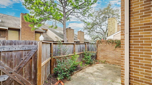 Houston 2-story, 2-bed 13804 HOLLOWGREEN Drive 33/308-idx