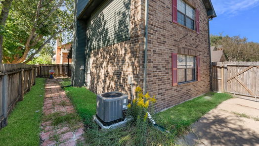 Houston 2-story, 2-bed 11 Regency Lane-idx