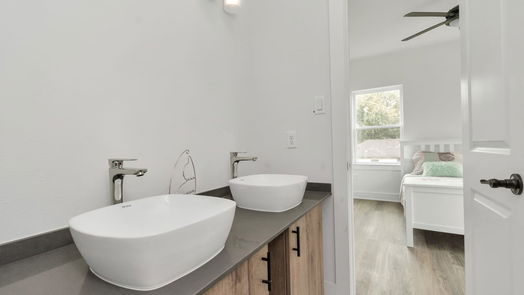 Houston 2-story, 3-bed 851 S Victory Drive A B C-idx