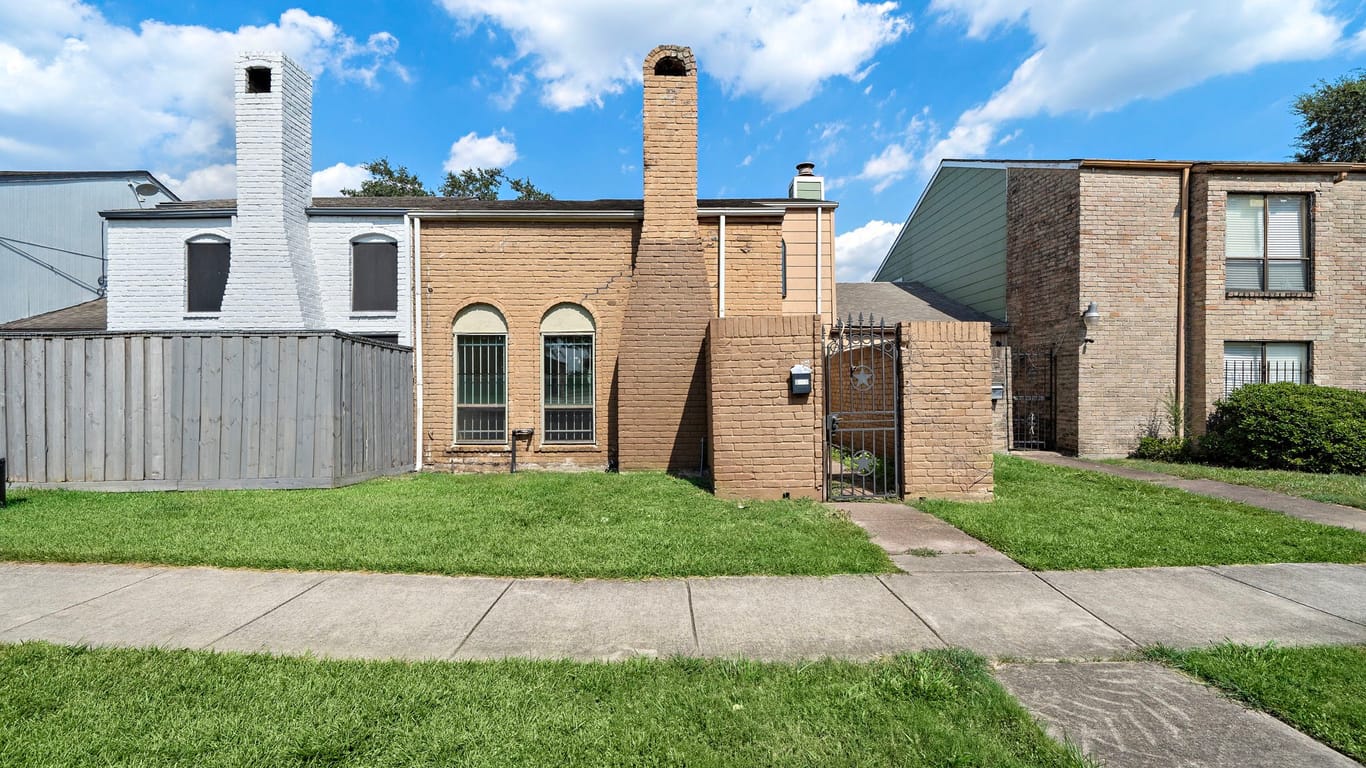 Houston 2-story, 2-bed 8507 Wilcrest Drive-idx