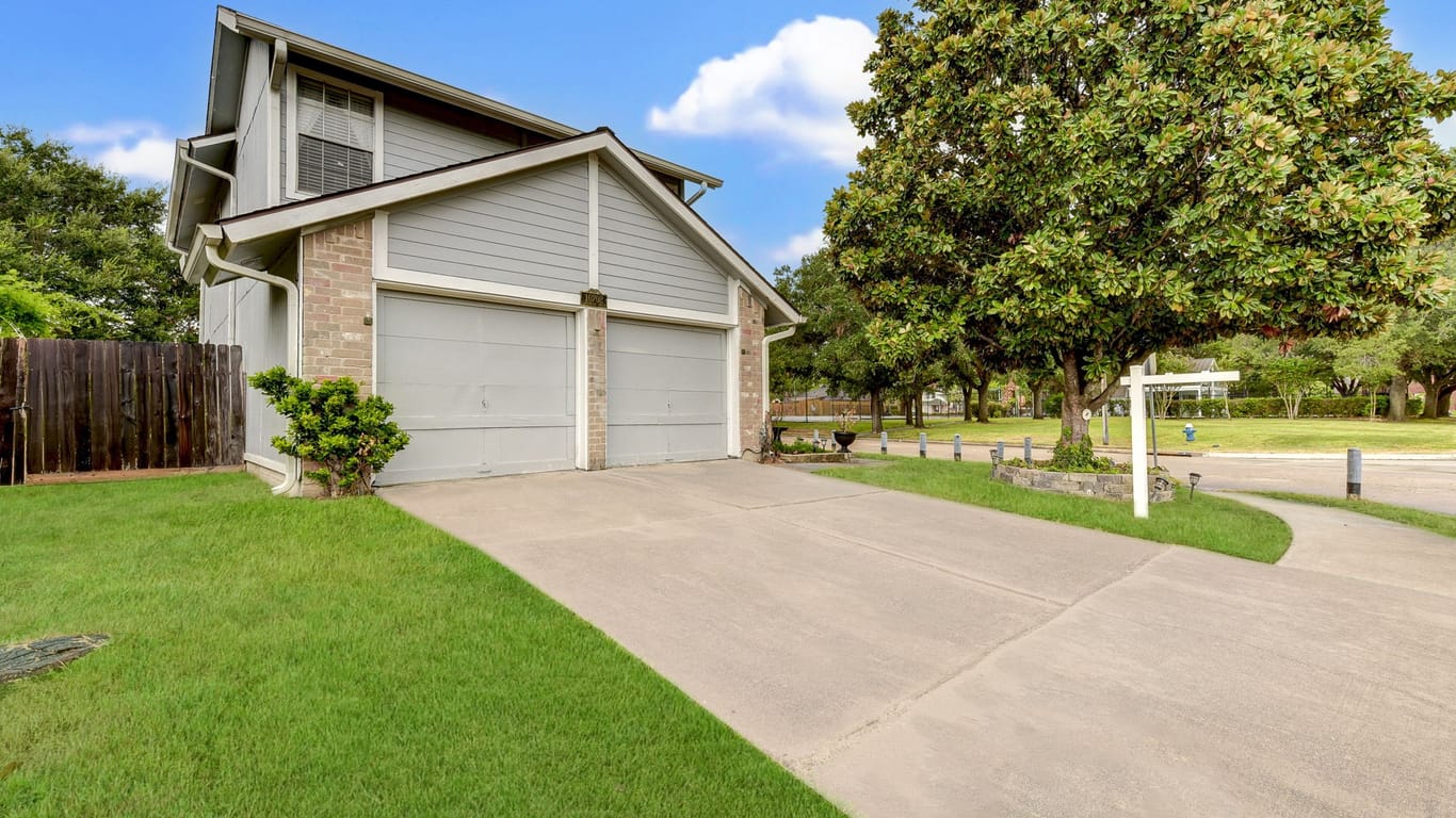 Houston 2-story, 3-bed 10702 Landsbury Drive-idx