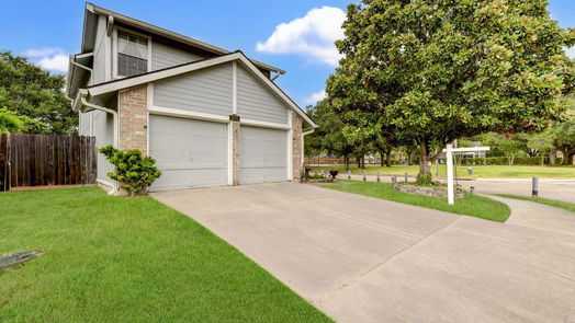 Houston 2-story, 3-bed 10702 Landsbury Drive-idx