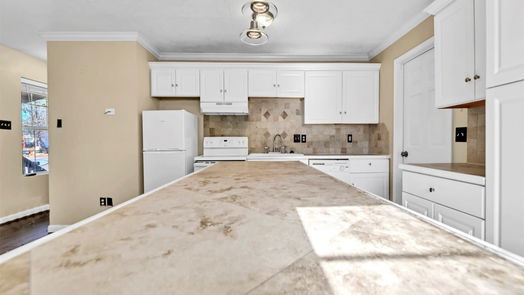 Montgomery 1-story, 3-bed 801, 803, 805 Queenswood-idx