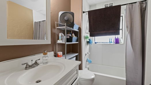 Humble 2-story, 5-bed 416 S Avenue D-idx