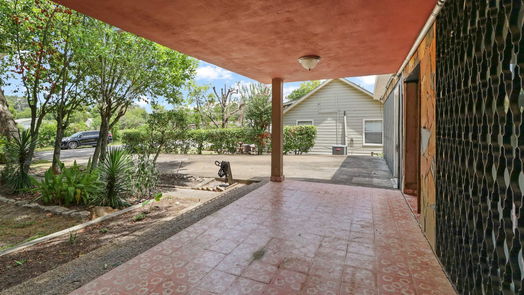 Humble 2-story, 5-bed 416 S Avenue D-idx
