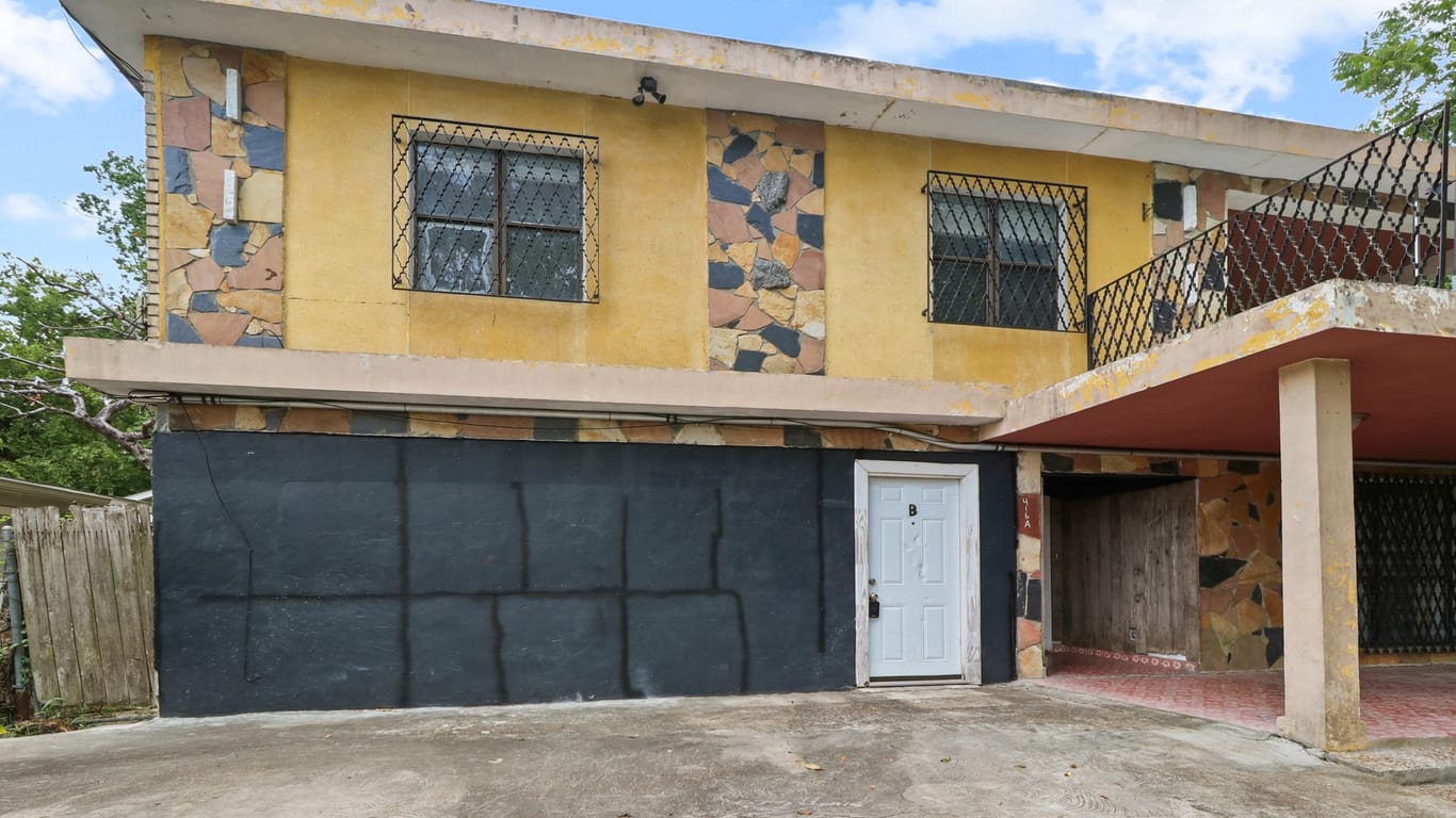 Humble 2-story, 5-bed 416 S Avenue D-idx