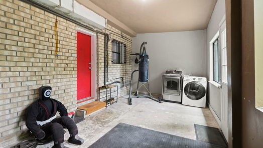 Humble 2-story, 5-bed 416 S Avenue D-idx