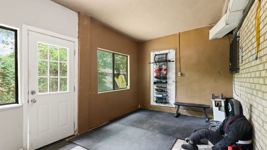 Humble 2-story, 5-bed 416 S Avenue D-idx