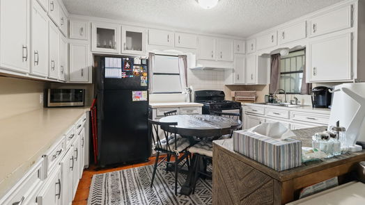 Humble 2-story, 5-bed 416 S Avenue D-idx