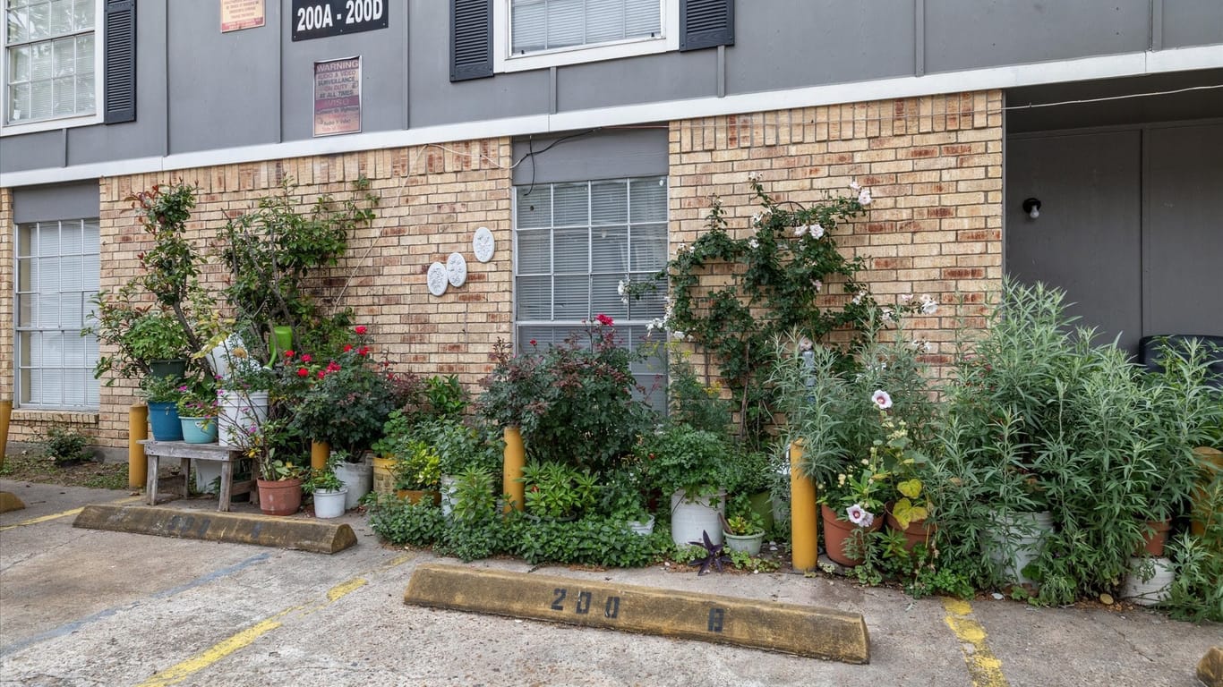 Humble 2-story, 2-bed 182 Willow Street 1-20-idx