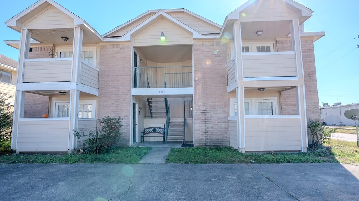 Humble 2-story, 2-bed 1312 Brenda Lane 4-idx