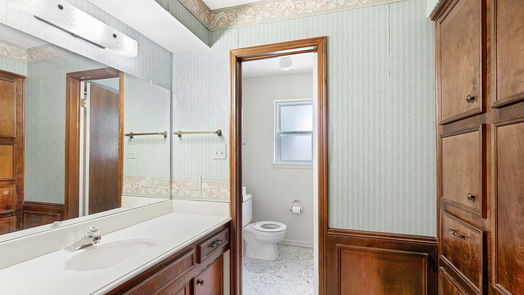 Humble 2-story, 4-bed 7719 12th Fairway Lane-idx