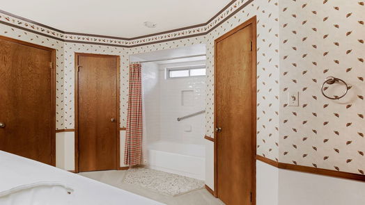 Humble 2-story, 4-bed 7719 12th Fairway Lane-idx
