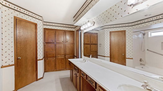 Humble 2-story, 4-bed 7719 12th Fairway Lane-idx