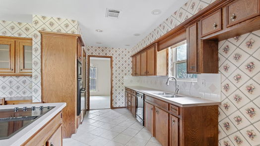 Humble 2-story, 4-bed 7719 12th Fairway Lane-idx