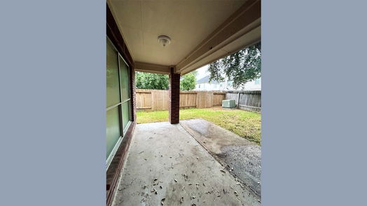 Humble 1-story, 3-bed 18611 Woodbreeze Drive-idx