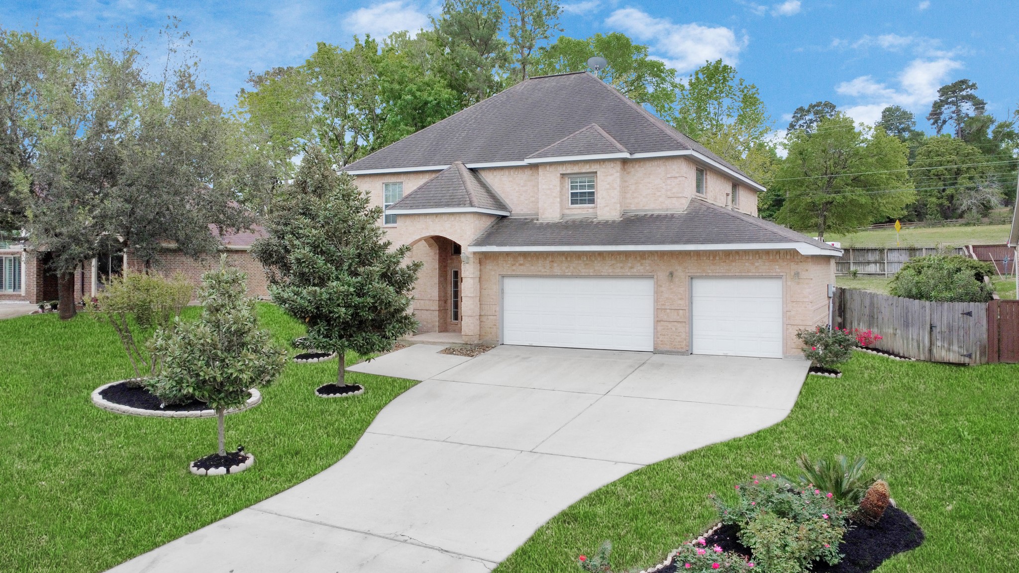 Conroe 2-story, 5-bed 211 April Waters Drive W-idx