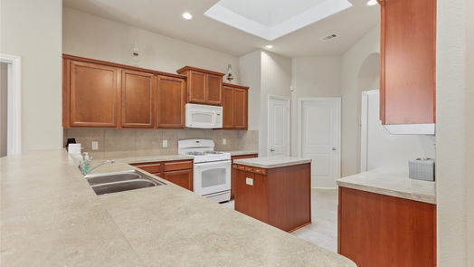 Spring 1-story, 3-bed 7326 Lyndhurst Village Lane-idx