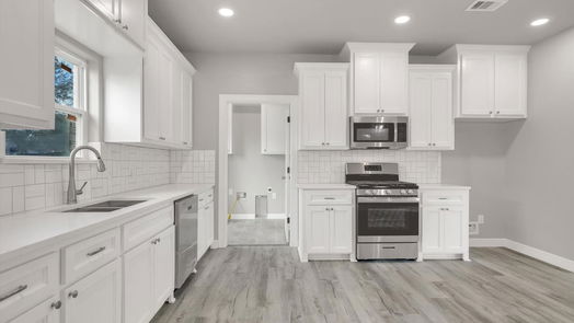 Brazoria null-story, 3-bed 409 E Travis-idx